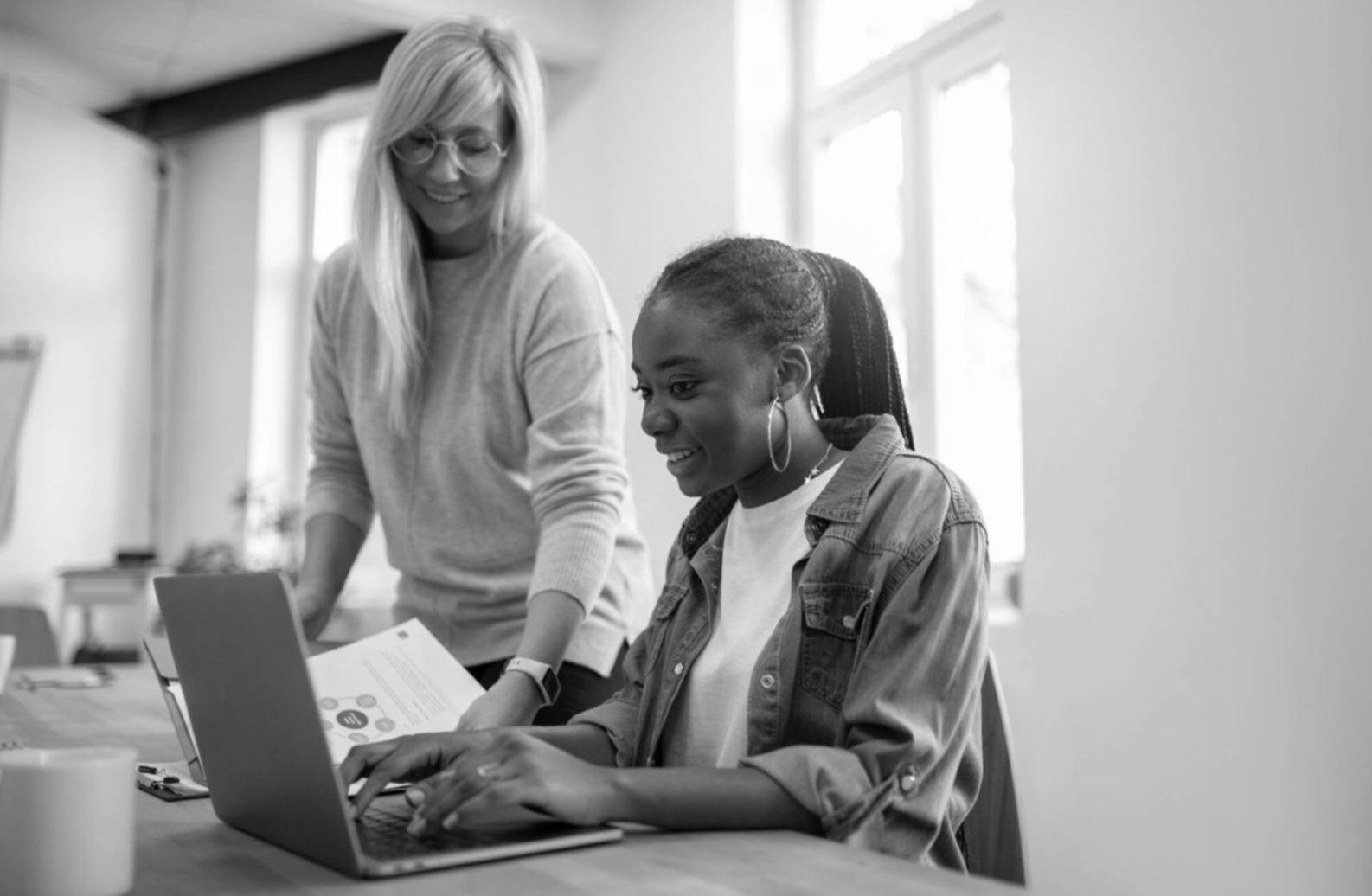Environnement de travail avec documents financiers et ordinateur portable