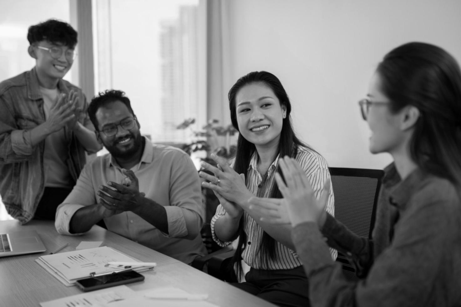 Professionnels analysant des données financières