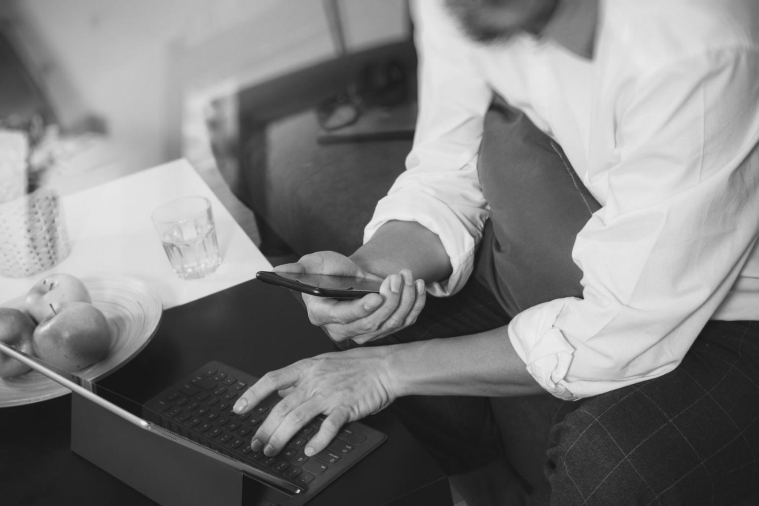 Analyste financier utilisant des outils de modélisation