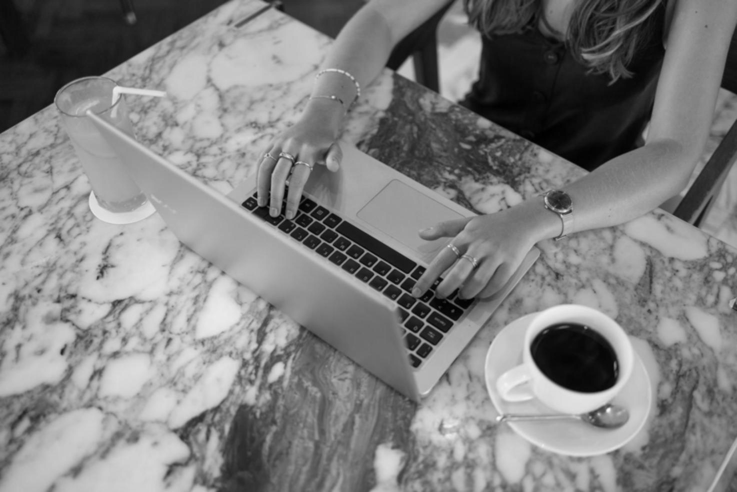 Espace de travail avec analyses financières et graphiques